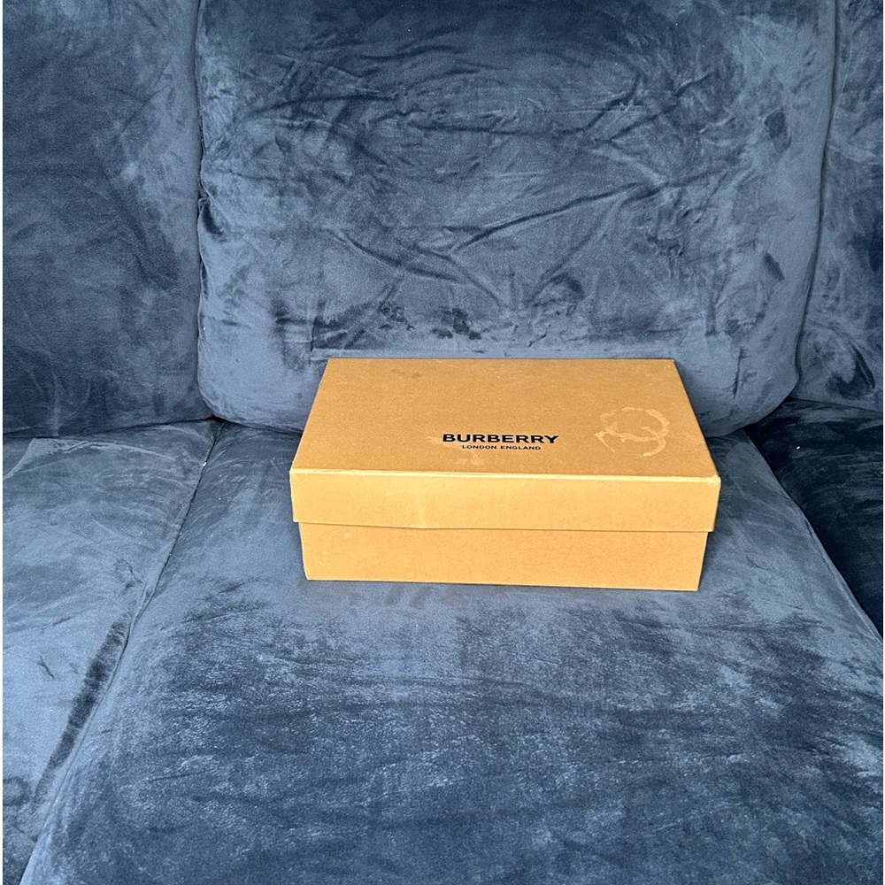 100% AUTHENTIC BURBERRYS